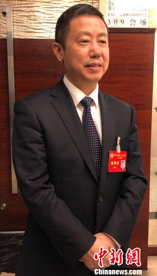 14日,正在南京参加江苏省“两会”的江苏省政协常委、红豆集团董事局主席兼CEO周海江接受<a target='_blank' data-cke-saved-href='http://www.chinanews.com/' href='http://www.chinanews.com/' >中新网</a>记者采访。 朱晓颖 摄