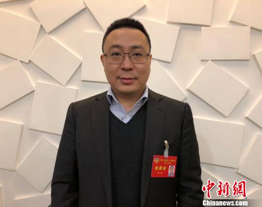 14日,正在南京参加江苏省“两会”的江苏省政协委员、中天科技集团有限公司总裁薛驰接受<a target='_blank' data-cke-saved-href='http://www.chinanews.com/' href='http://www.chinanews.com/' >中新网</a>记者采访。 朱晓颖 摄