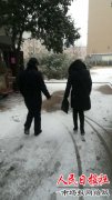 不畏严寒 柳园口分局民警帮群众解困