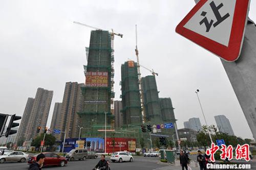 资料图:一处商品房在建中。<a target='_blank' data-cke-saved-href='http://www.chinanews.com/' href='http://www.chinanews.com/'><p align=