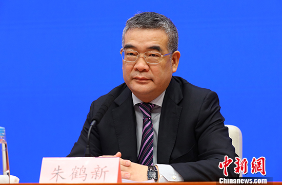1月15日,国务院新闻办在北京举行新闻发布会,中国人民银行副行长朱鹤新介绍本部门落实中央经济工作会议精神的具体举措,并答记者问。 <a target='_blank' data-cke-saved-href='http://www.chinanews.com/' href='http://www.chinanews.com/'>中新社</a>记者 杨可佳 摄
