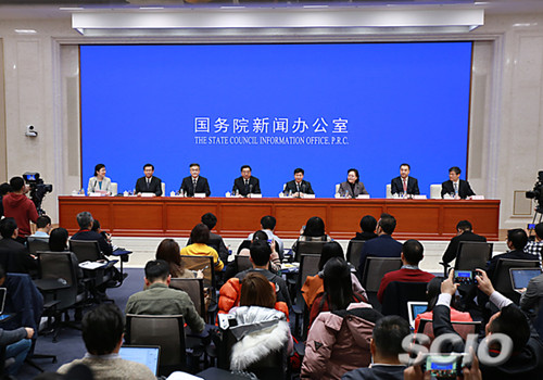 央视网消息:国务院新闻办公室18日举行新闻发布会,请发展改革委副主任连维良,交通运输部副部长刘小明,公安部交通管理局负责人李江平,应急管理部安全生产综合协调司司长、新闻发言人苏洁,国家铁路局总工程师、新闻发言人严贺祥,中国民航局副局长董志毅,铁路总公司副总经理李文新介绍2019年春运形势和工作安排,并答记者问。