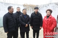 商丘中学及示范区有关领导给困难学生家庭送温暖