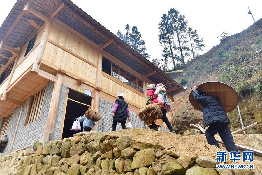 (新春走基层)(5)苗山脱贫影像志——幸福看得见:摘掉贫困帽,搬进新楼房