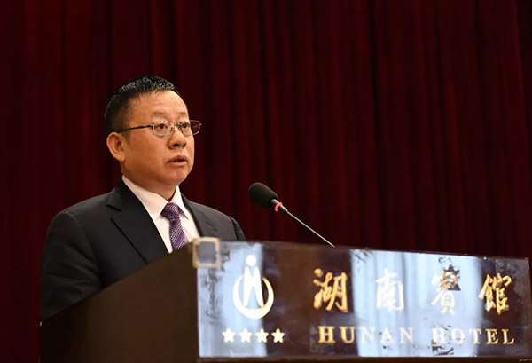  刘飞香董事长在会上做交流发言 