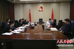 河南高院副院长史小红到开封看望慰问优秀法官并调研指导工作