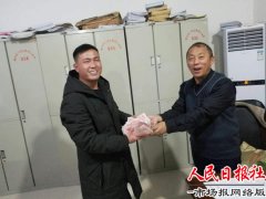 河南商丘：父子抗法“演双簧” 戴上手铐还款忙