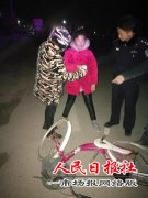  夜助智障女，温情暖寒冬