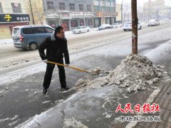 祥符区法院清扫积雪保畅通