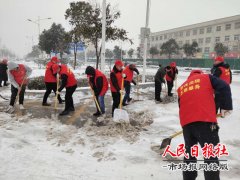  尉氏法院干警铲除积雪 畅通司法道路