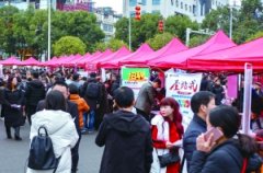  花溪区就业扶贫专场招聘会举行