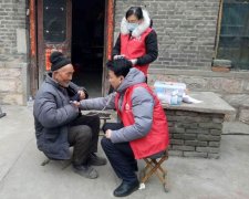滕州市东郭镇中心卫生院健康扶贫暖心服务队在行动