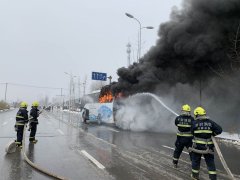      突发!开封东京大道一长途客车突发大火，16名司乘人员安全撤离