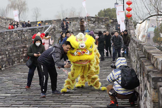   南京城墙万人“踏太平 走百病”