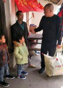 广西博白县爱心校长刘功明又接两名孤儿回“家”