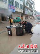  市民开电动车摔倒在地 虞城城管队员及时施救
