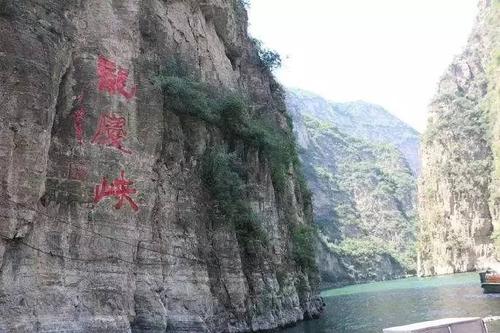   北京龙庆峡碎石坠落致1死 官方:落石系自然掉落现象