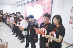  哈尔滨南岗民政局赠“宝典” 要领证?先上完这一课