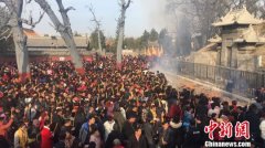   河南伏羲古庙会“限香禁宝”：香灰量由70卡车减至5卡车