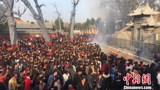 河南伏羲古庙会“限香禁宝”：香灰量由70卡车减至5卡车