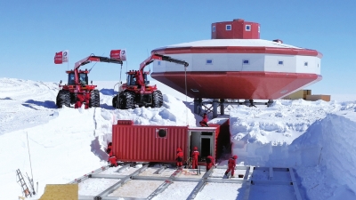 科考队员正在建设我国首个南极雪下工程　□新华社照片