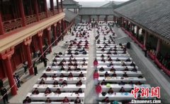     湖北枣阳千名师生同场秀书法