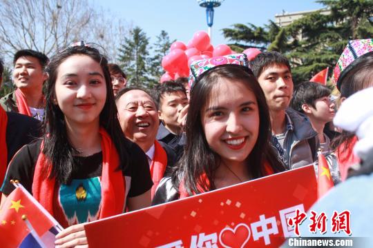大连理工大学举办千人快闪为祖国和母校庆生