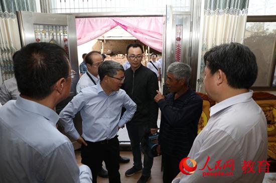 北科大调研团与小寨村贫困户交谈 范兴乐/摄