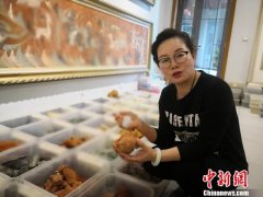 女画师穿越戈壁“无人区”采矿石：传承千年敦煌岩彩