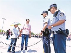 天安门周边“多工种”帮游客解难 警察等建群处理