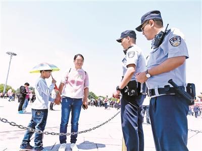 天安门周边“多工种”帮游客解难警察等建群处理