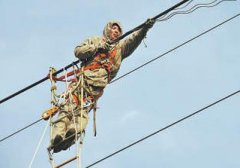 他和高压线打了37年交道 线路知识小纸条写了上万张