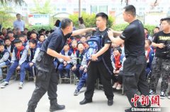  防身术、自救秘诀 郑州特警进农村校园送安全