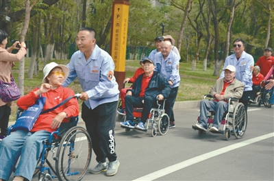 沈阳：雷锋车队的哥 带养老院老人郊游（图）