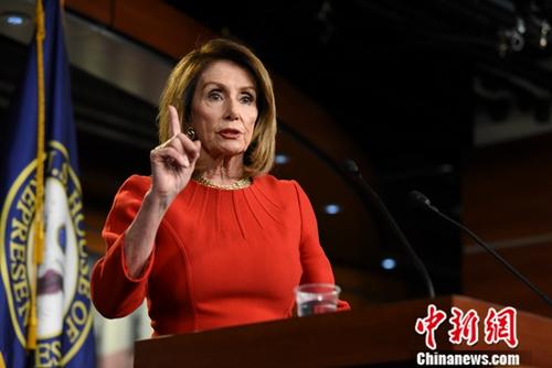 资料图:美国国会众议院议长、民主党人佩洛西在每周例行记者会上表示,司法部长巴尔应尽快公开“通俄门”报告。<a target='_blank' data-cke-saved-href='http://www.chinanews.com/' href='http://www.chinanews.com/'>中新社</a>记者 陈孟统 摄