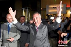 防不胜防！英国脱欧党领袖遭民众当街泼奶昔抗议