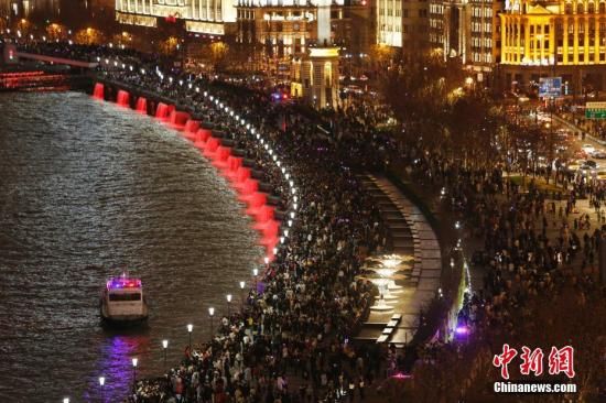资料图:上海外滩景观区域,民众和游客在此欣赏浦江两岸美景。中新社记者 殷立勤 摄
