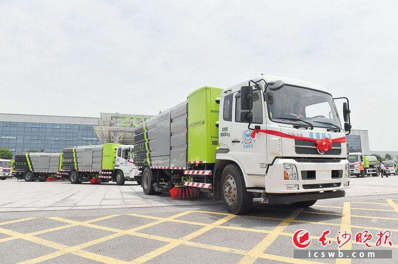 昨日上午,长沙市首批28台环卫新能源纯电动车正式交车,本月底将全部上路。长沙晚报全媒体记者 余劭劼 摄