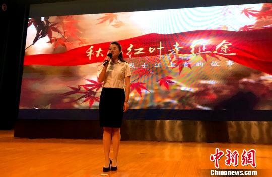 图为宣讲团成员深情讲述革命先烈的故事。　崔佳明 摄