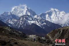 珠穆朗玛峰攻顶大排长队 2名登山客不幸丧生
