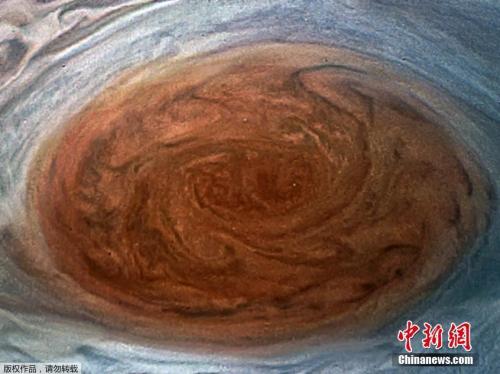 资料图:当地时间2017年7月,“朱诺”号木星探测器拍摄到的木星大红斑图片。