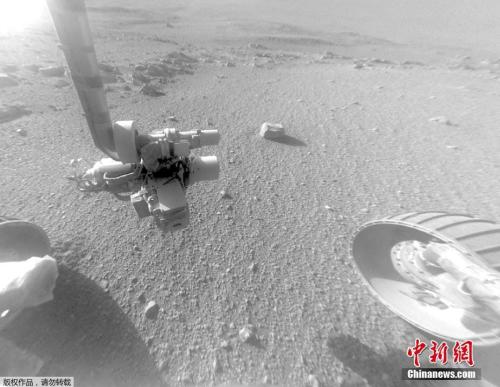 资料图:当地时间2018年6月10日,一场覆盖火星四分之一面积的沙尘暴遮天蔽日,使得采用太阳能动力的机遇号火星车完全失联。图为机遇号在失联之前传回的一张照片。