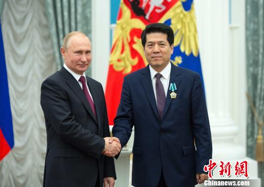 普京向中国驻俄大使李辉授予“友谊勋章”