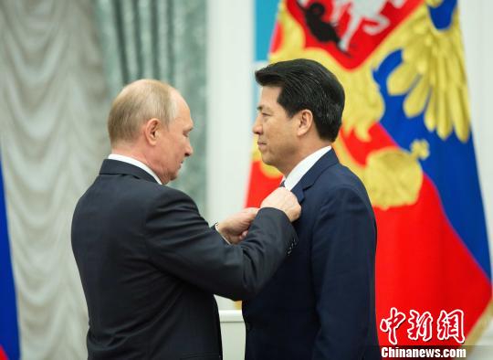 23日,俄总统普京向中国驻俄罗斯大使李辉授予“友谊勋章”。 钟新 摄