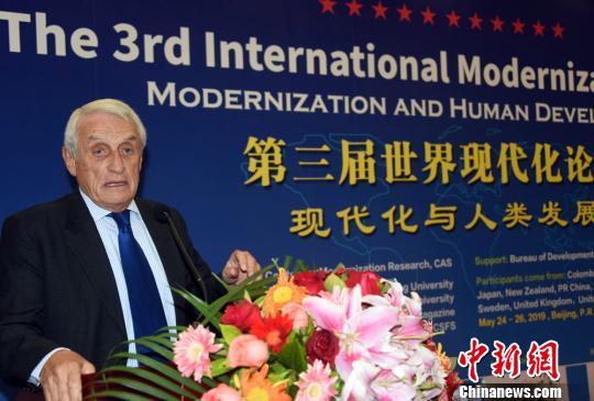 世界现代化论坛联合主席、意大利米兰大学荣誉教授马蒂内利在开幕式上致辞。 孙自法 摄