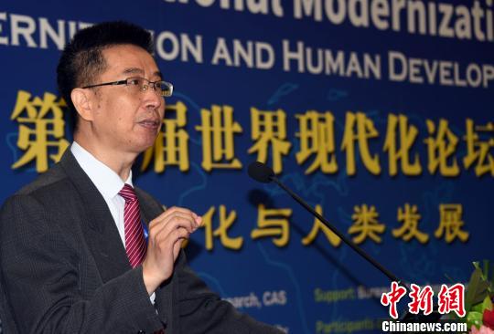 世界现代化论坛联合主席、中科院中国现代化研究中心主任何传启研究员主持第三届世界现代化论坛开幕式。 孙自法 摄