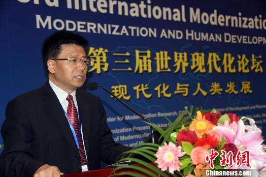 中科院副秘书长、中科院中国现代化研究中心理事长汪克强教授为第三届世界现代化论坛致开幕辞。 孙自法 摄
