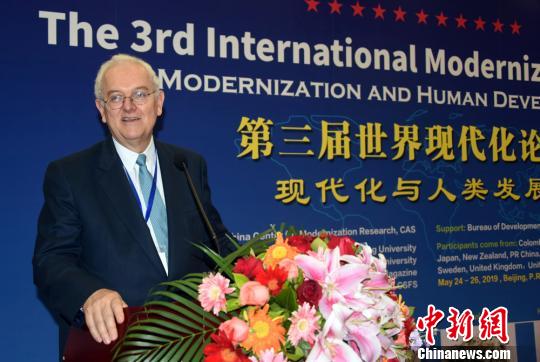 世界现代化论坛联合主席、美国哥伦比亚大学教授奥坎珀在开幕式上致辞。 孙自法 摄