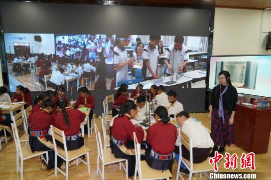 图为波密县中学教师做课程展示。主办方供图