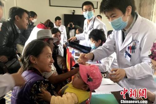 图为援藏医生、首都儿研所医生张迪在西藏义诊。供图